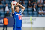 Luzerns Christian Schwegler im Super League Spiel zwischen dem FC Luzern und dem FC Lugano am Sonntag, 23. Juli 2017 in der Swissporarena Luzern. (Bild: Philipp Schmidli (Luzern, 23. Juli 2017))