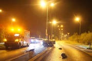 Kaum von der Autobahn abgezweigt, fuhr die Lenkerin Ihr Auto gegen einen Kandelaber. (Bild: Zuger Polizei)