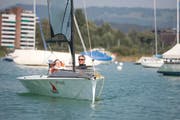 Sophie Wiesbauer und ihr Segelbetreuer Pit Müller üben für die bevorstehende Regatta. (Bild Maria Schmid)