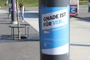 Diverse Plakate, die im Rahmen der Thesenanschlags-Aktion der Schweizerischen Evangelischen Allianz am Südbahnhof Emmenbrücke angebracht wurden. (Bild: Lucien Rahm (Emmenbrücke, 31. Oktober 2017))