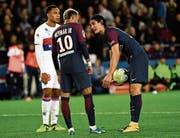Wenn zwei (rechts Edinson Cavani, Mitte Neymar) sich streiten, dann schiesst der Erste. (Bild: Christophe Simon/AFP (Paris, 17. September 2017))