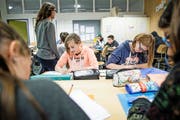 Schüler im alters- und niveaugemischten Geografie-Unterricht der 1.–3. Oberstufe in Luthern. Bild: Manuela Jans-Koch (10. November 2016)