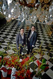 Das Ehepaar Catherine und Raymond Hunziker im Foyer des Luzerner Palace-Hotels mit den historischen Bodenplatten aus dem Jahr 1906.