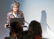 Die Kunstvermittlerin Sandra Winiger erzählt von ihrer Arbeit. (Bild: Werner Schelbert (Zug, 9. November 2017))