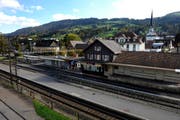 Beim Bahnhof Malters werden die Fassaden saniert und ein neues Kundencenterdach gebaut. (Bild: Nadia Schärli)