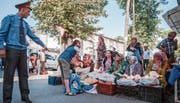 In Duschanbe dominieren Polizisten das Stadtbild. Wer gegen die Kleiderordnung verstösst, dem droht in Tadschikistan ein Bussgeld. (Bild: Edda Schlager (29. September 2017))