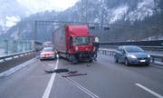 Der verunfallte Lastwagen bei Amsteg. (Bild Kantonspolizei Uri)