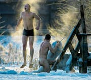 Bad im eisigen Nass: Nur gesunden und trainierten Leuten zu empfehlen. (Bild: Dmitry Lovetky/AP)