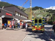 Ambulanzen am Bahnhof Andermatt: Auch aus dem Tessin wurde dieses Sanitätsfahrzeug aufgeboten. (Bild: Leserbild)