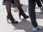 Frauen verdienen weiterhin für die gleiche Arbeit weniger als Männer - Deutschland will nun mit einem Gesetz für Gerechtigkeit sorgen (Symbolbild) (Bild: KEYSTONE/LUKAS LEHMANN)