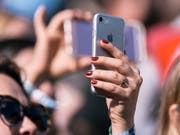 Gute Nachricht für Kundinnen und Kunden von Sunrise: Der Telekomanbieter senkt die Preise für das Datenroaming. (Symbolbild) (Bild: Keystone/CHRISTIAN BEUTLER)