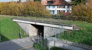 Die Brücke über die Weststrasse soll bald abgebrochen werden. (Bild: Stefan Kaiser (Zug, 2. November 2017))