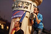 Anhänger der Separatisten während der Rede des katalanischen Ministerpräsidenten. (Bild: Felipe Trueba/EPA (Barcelona, 10. Oktober 2017))