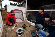 Bauen einen Fasnachtswagen zum Thema EVZ- und ZSC-Querelen: Michael Müller (links), Pascal Felder (hinten) und David Müller. (Bild Christof Borner-Keller/Neue ZZ)
