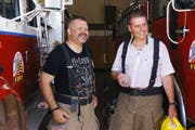 Peti Federer (links) und Urs Doggwiler bei der Feuerwehr in Lucerne (Kalifornien). (Bild: SRF)