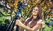 Maturandin Aileen Fuchs versuchte sich für ihre Abschlussarbeit als Filmemacherin. (Bild: Philipp Schmidli (Ebikon, 19. Juni 2017))