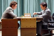 Boris Spassky (Liev Schreiber, links) und Bobby Fischer (Tobey Maguire) liefern sich den «Match des Jahrhunderts». (Bild: PD)