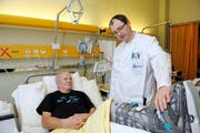 Peter Felder aus Horw rutschte auf Eis aus und wurde im Kantonsspital von Assistenzarzt Michael Graf behandelt. (Bild Pius Amrein/Neue LZ)