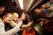 Siljy, Eliane und Lena machen auf ihrer ersten Fahrt von Erstfeld nach Pollegio Fotos vom neuen Tunnel. (Bild: EPA/Alexandra Wey)