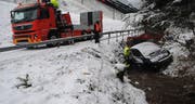 Das Auto wird aus dem Bach geborgen. (Bild: Luzerner Polizei (Ebersecken, 15. Februar 2018))