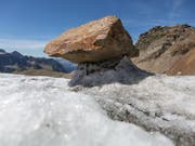 Der Hitzesommer 2015 liess den Silvrettagletscher derart rasch abschmelzen, dass sich zahlreiche Gletschertische gebildet haben. (Bild vom 26. August 2015) (Bild: KEYSTONE/ARNO BALZARINI)