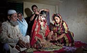 Die damals 15-jährige Nasoin Akhter wird in Bangladesch von ihrer Familie für ihre Heirat mit einem 32-Jährigen vorbereitet. (Bild:)
