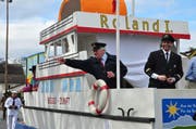 Roland I von der Beggo-Zunft Beckenried verteilt Sugus. (Bild: Richard Greuter / Neue NZ)