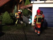 Mit Atemschutz rückte man dem Feuer zu Leibe. (Bild: Feuerwehr Lauerz)