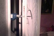 Auch eine offenbar gängige Methode, ins Haus zu gelangen: Der Einbrecher bohrt das Fenster auf. (HIer bei einer harmlosen Präsentation im Seedamm-Center in Pfäffikon.) (Bild: Archiv / Neue SZ)
