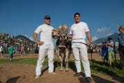 Reto (links) und Bruno Nötzli mit ihrem Siegerpreis. (Bild: Neue LZ/Dominik Wunderli)