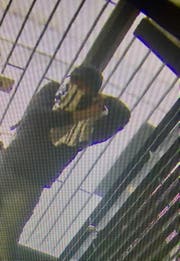 Eine Überwachungskamera hat den maskierten Mann gefilmt. (Bild: Luzerner Polizei)