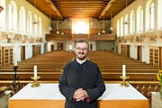 Pfarrer Dragan Stanojevic von der serbisch-orthodoxen Kirchgemeinde Luzern in der Kirche St. Joseph in Perlen. Er freut sich, dass hier mehr Platz ist für die bis zu 300 Gläubigen, die jeweils den Gottesdienst besuchen. (Bild Philipp Schmidli)