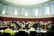 Blick in den Luzerner Kantonsrats-Saal (fast) aus Sicht eines Regierungsrates: Welche Partei schickt wieviele Regierungsrats-Kandidaten ins Rennen? (Bild Pius Amrein/Neue LZ)