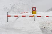 Die gesperrte Oberalppass-Strasse.. (Archivbild Pius Amrein/Neue LZ) (Bild: Pius Amrein)
