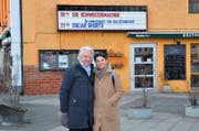Emil Steinberger mit seiner Frau Niccel vor dem Kino in der «Brotfabrik» in Berlin-Weissensee. (Bild: Ricardo Tarli)