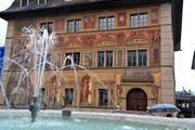 Schwyzerinnen und Schwyzer zahlen mehr Steuern, im Bild das Rathaus. (Bild: Erhard Gick / Neue SZ)