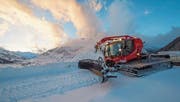 Pistenfahrzeuge sind seit 2016 teilweise von der Mineralölsteuer befreit. (Bild: Sigi Tischler/KEY (Andermatt, 6. Dezember 2013))