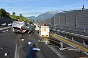 Sowohl am Auto als auch an den Strasseneinrichtungen entstand erheblicher Sachschaden. (Bild: Kantonspolizei Nidwalden)