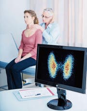 Wer an Schilddrüsenüberfunktion oder -krebs leidet, kann sich bald auch in Luzern einer Radiojodtherapie unterziehen. Das Foto (gestellte Szene) zeigt das ärztliche Abtasten der Schilddrüse. (Bild: Getty)