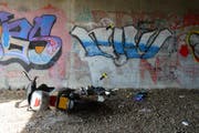 Der Rollerfahrer knallte in diese Betonwand. (Bild: Luzerner Polizei)