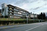 Im Nordtrakt des ehemaligen Kantonsspitals (im Bild) sind sowohl die Sonderschule Horbach als auch die Durchgangsstation Zug untergebracht. (Bild Stefan Kaiser)