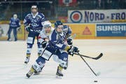 Der erfolgreichste Academy-Punktejäger: Sven Leuenberger (in Blau). (Bild: Maria Schmid (Zug, 22. Januar 2017))