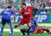 Liverpools Degen im Zweikampf mit Luzerns Lustenberger und Gavranovic. (Bild Keystone)