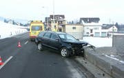 Das Unfallauto auf der Kantonsstrasse in Buttikon. (Bild Kantonspolizei Schwyz)