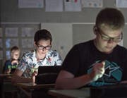Die Klasse von Lehrer Adrian Schnüriger arbeitet im Unterricht an der Schule Unteriberg mit Tablets. (Bild: Pius Amrein (4. Juli 2017))