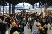 Pendler im Bahnhof Luzern. (Bild: Archiv/Neue LZ)