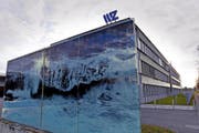 Die wilde Gischt von Balthasar Burkhards «Welle» verweist auf eine der Kernkompetenzen der Besitzerin, die Wasserwerke Zug. Die monumentale Fotoarbeit hinter Glas gilt als Kunstwerk im öffentlichen Raum. (Bild: Werner Schelbert (Zug, 15. November 2016))