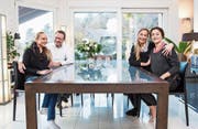 Rolf Willimann zu Hause mit Tochter Nadine (links), seiner Frau Heike und Tochter Céline (rechts). Bild: Manuela Jans-Koch (Luzern, 18. Januar 2017)