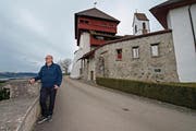 Kantonsarchäologe Jürg Manser bei der Johanniterkommende. (Bild: Eveline Beerkircher (Hohenrain, 1. März 2017))