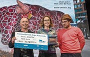 Daniel Christen, Andrea Näpflin und Tobias Eichelberger (rechts) gewannen mit «Henri Junior – Blick unter die Haut» den Hauptpreis beim Kunstwettbewerb der Zuger Stierparade. (Bild: Christian Hildebrand (7. September 2017))